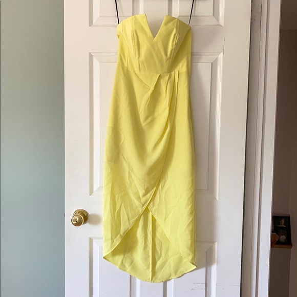 2/$30🍑 H&M Strapless Vline Yellow Tulip Dress - Picture 2 of 8